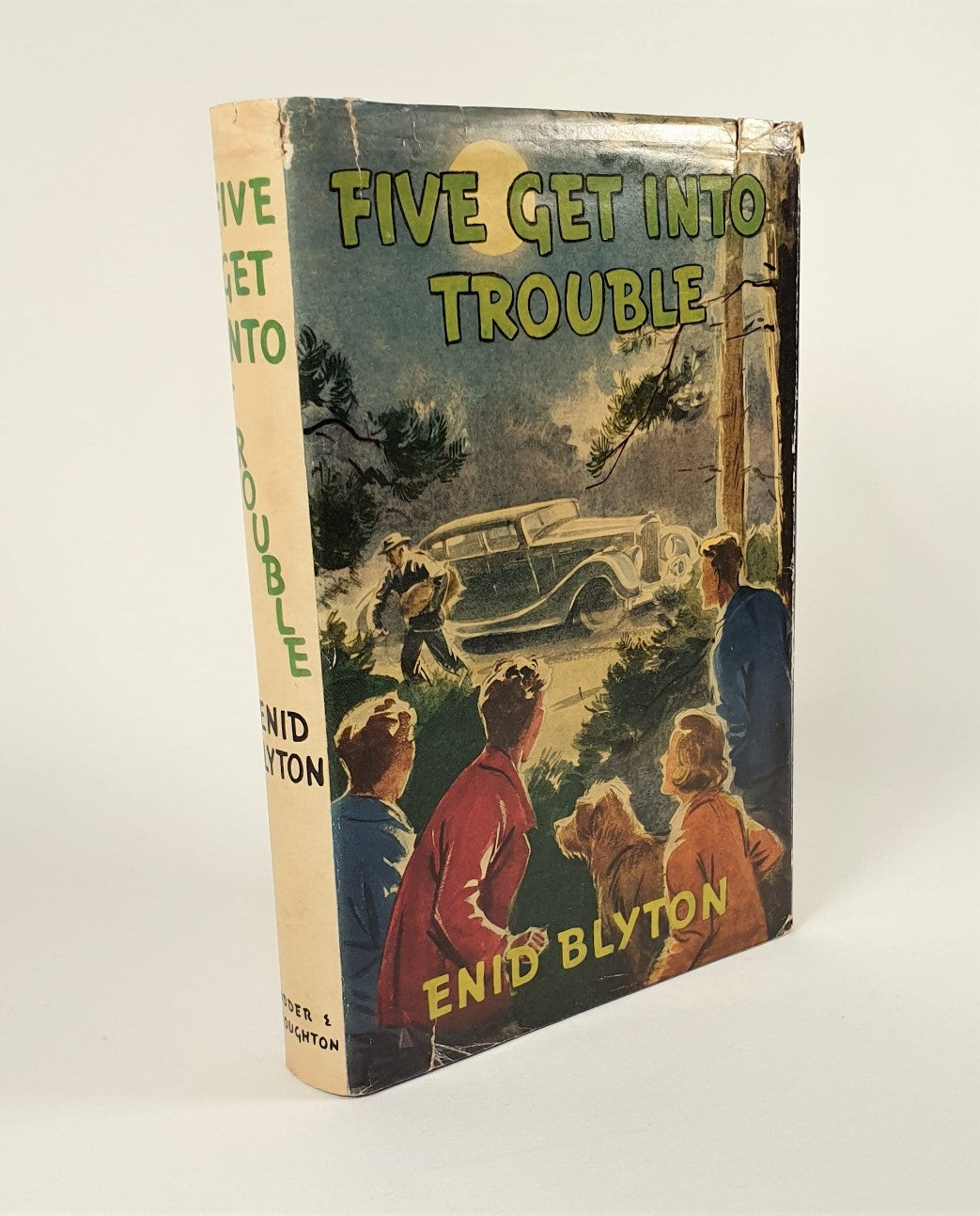 Blyton, Enid - Five Get Into Trouble